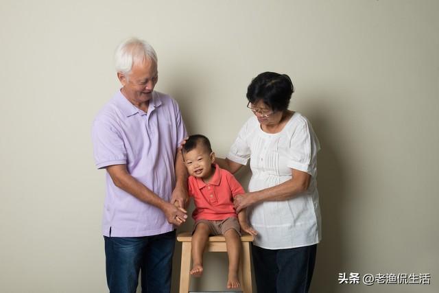 兒媳生孩子，我全力照顧，親家卻在家裡裝8個攝像頭，遠程指揮我