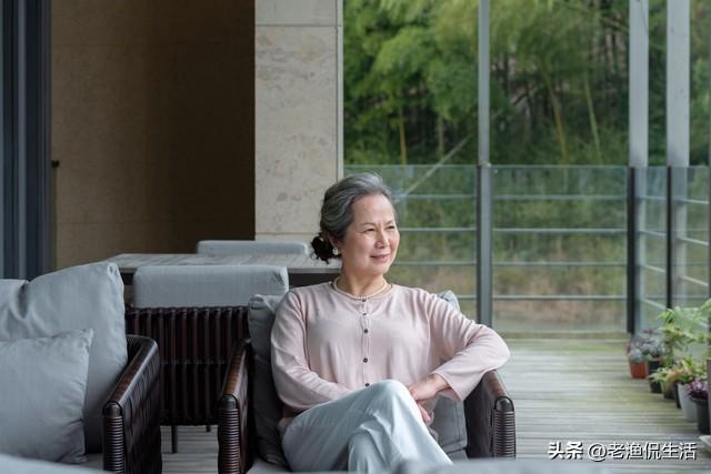兒媳生孩子，我全力照顧，親家卻在家裡裝8個攝像頭，遠程指揮我
