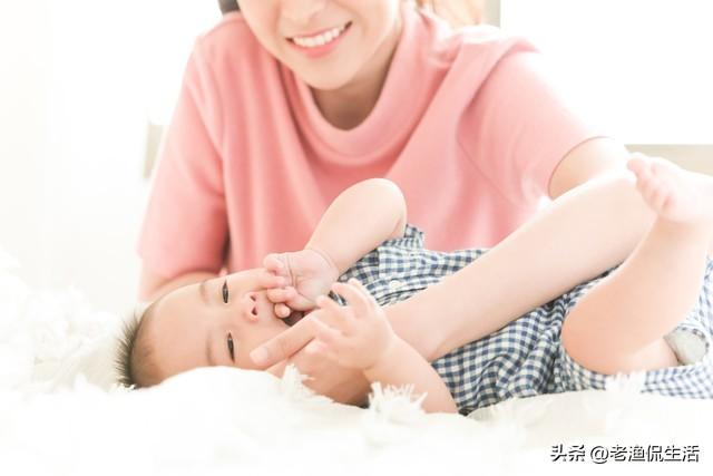 兒媳生孩子，我全力照顧，親家卻在家裡裝8個攝像頭，遠程指揮我