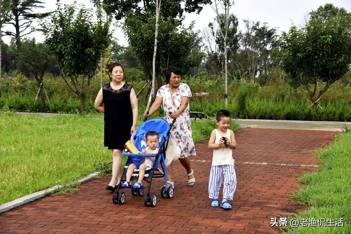 兒媳生孩子，我全力照顧，親家卻在家裡裝8個攝像頭，遠程指揮我