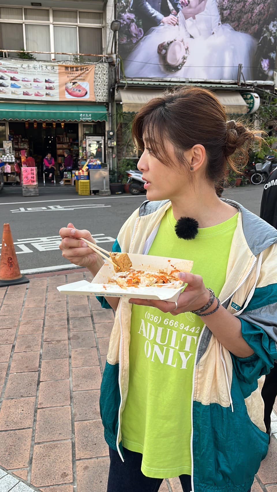 街邊吃臭豆腐！52歲玉女掌門人「不顧女神形象」大啖美食　真實模樣曝「網驚看不出已當媽」