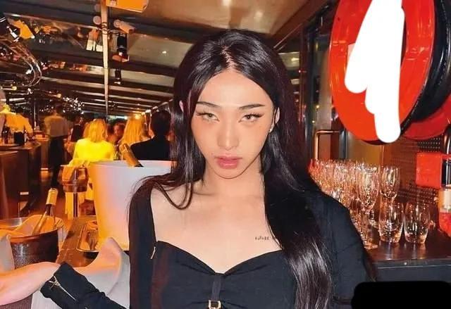 小哈利21歲了！扮女裝「高跟鞋＋羽毛裙」街頭拍照　伊能靜高調聲援：我永遠愛我兒