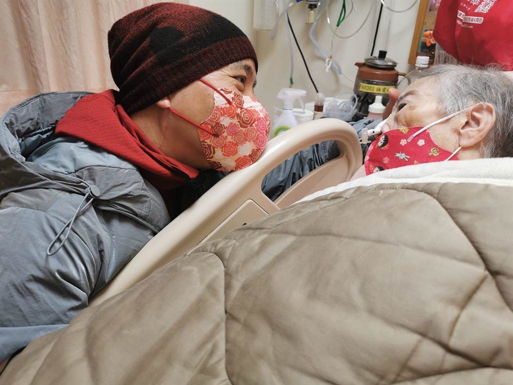 發現已是末期！65歲金鐘男星「突消失10天動刀」不敢告訴媽媽　「病榻母抱怨1句」他秒淚崩：比你好不到哪