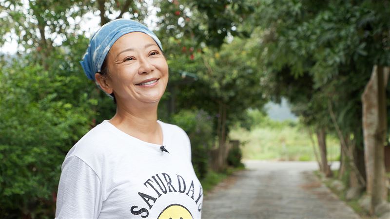 隔代教養！54歲女星坦言「和父母很不熟」真的無話可說　吃飯「筷子直接被打飛」至今仍零互動