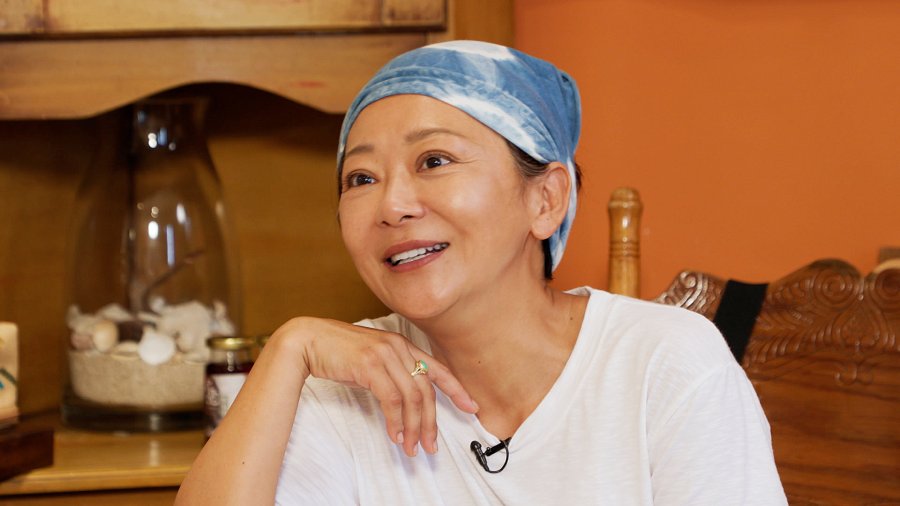 隔代教養！54歲女星坦言「和父母很不熟」真的無話可說　吃飯「筷子直接被打飛」至今仍零互動