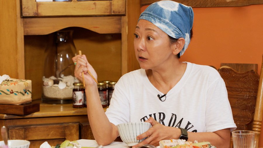 隔代教養！54歲女星坦言「和父母很不熟」真的無話可說　吃飯「筷子直接被打飛」至今仍零互動