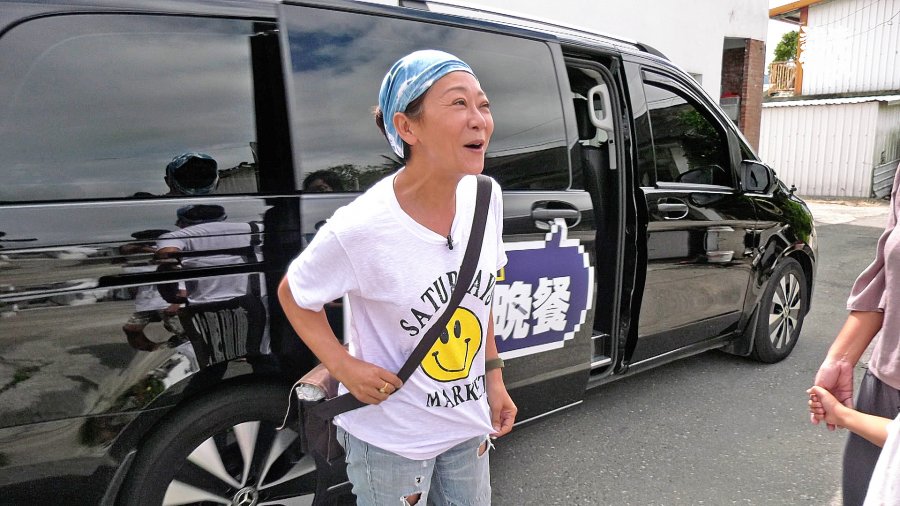 隔代教養！54歲女星坦言「和父母很不熟」真的無話可說　吃飯「筷子直接被打飛」至今仍零互動