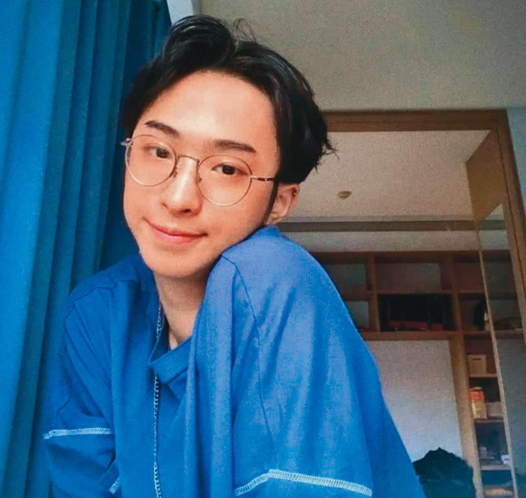 小哈利21歲了！扮女裝「高跟鞋＋羽毛裙」街頭拍照　伊能靜高調聲援：我永遠愛我兒