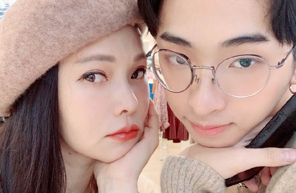 小哈利21歲了！扮女裝「高跟鞋＋羽毛裙」街頭拍照　伊能靜高調聲援：我永遠愛我兒