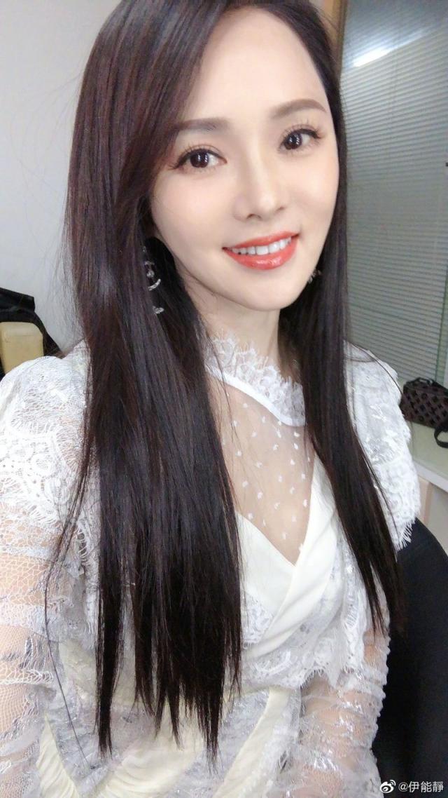 小哈利21歲了！扮女裝「高跟鞋＋羽毛裙」街頭拍照　伊能靜高調聲援：我永遠愛我兒