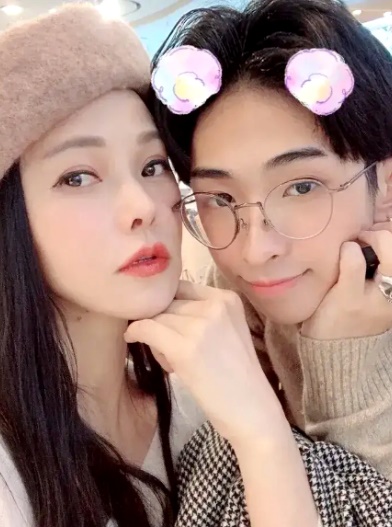 小哈利21歲了！扮女裝「高跟鞋＋羽毛裙」街頭拍照　伊能靜高調聲援：我永遠愛我兒