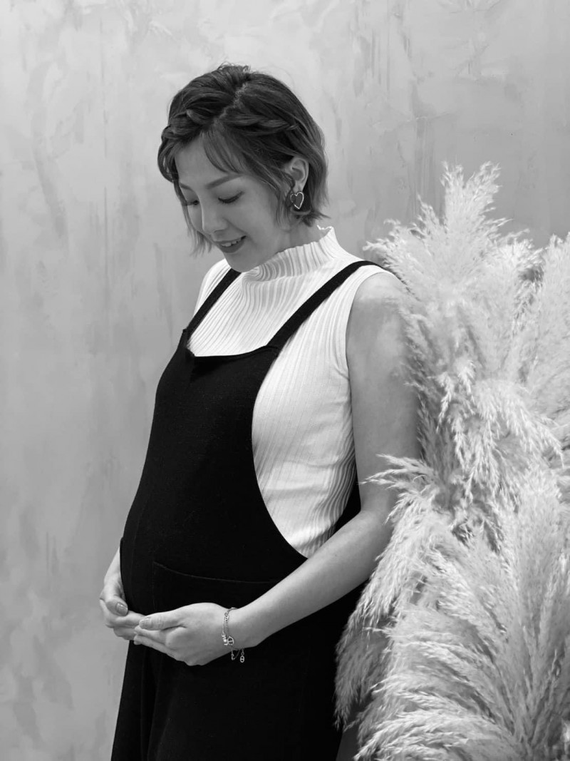 倒數20天臨盆！郭婷筠拍「絕美孕婦寫真」一轉身大開叉美翻　「自爆只胖5公斤」肚子藏超深