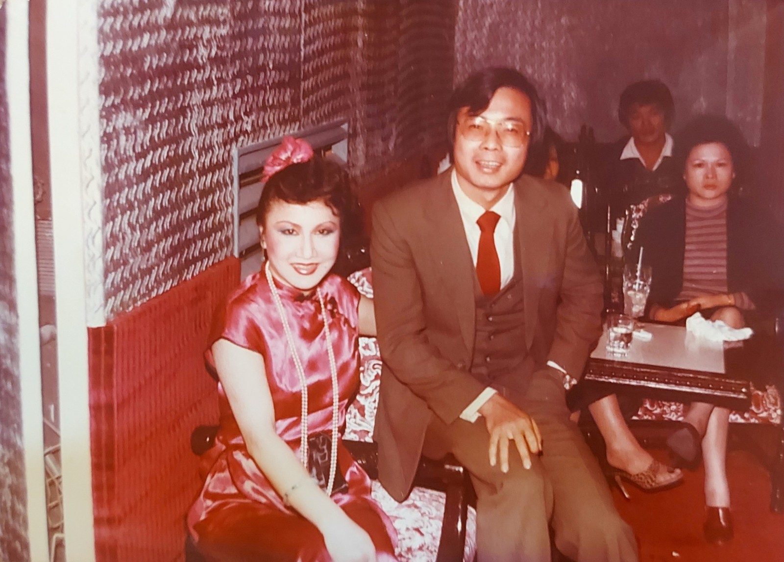 美到迷倒眾生！72歲秀場天后「青澀嫩照曝」被譽：藍寶石林青霞　尪離開難接受「謝白冰冰義氣相挺」