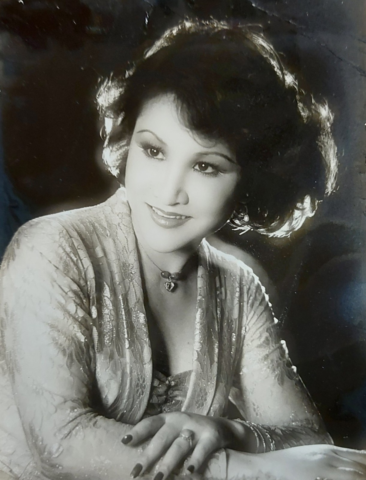 美到迷倒眾生！72歲秀場天后「青澀嫩照曝」被譽：藍寶石林青霞　尪離開難接受「謝白冰冰義氣相挺」