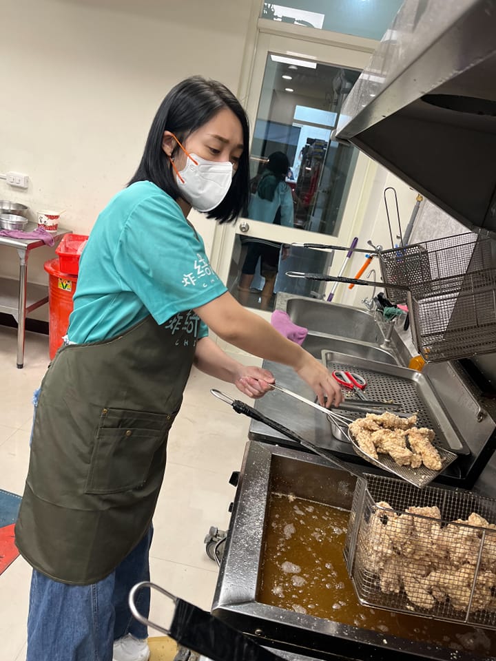 連開3家店！綜藝咖女星「遭酸身體有障礙」怎能賣鹽酥雞　超正面回應「自認是做生意的料」