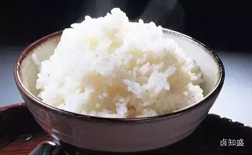 男大生每天到自助餐廳「點兩碗白飯」！離開時都會偷偷流淚　20年後再次相見「店老闆不禁痛哭」