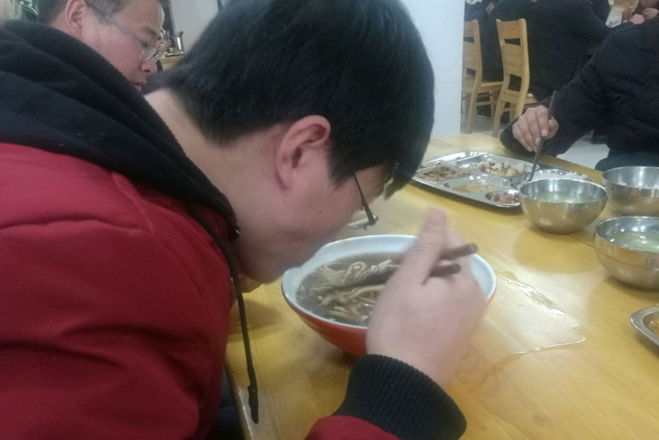 男大生每天到自助餐廳「點兩碗白飯」！離開時都會偷偷流淚　20年後再次相見「店老闆不禁痛哭」