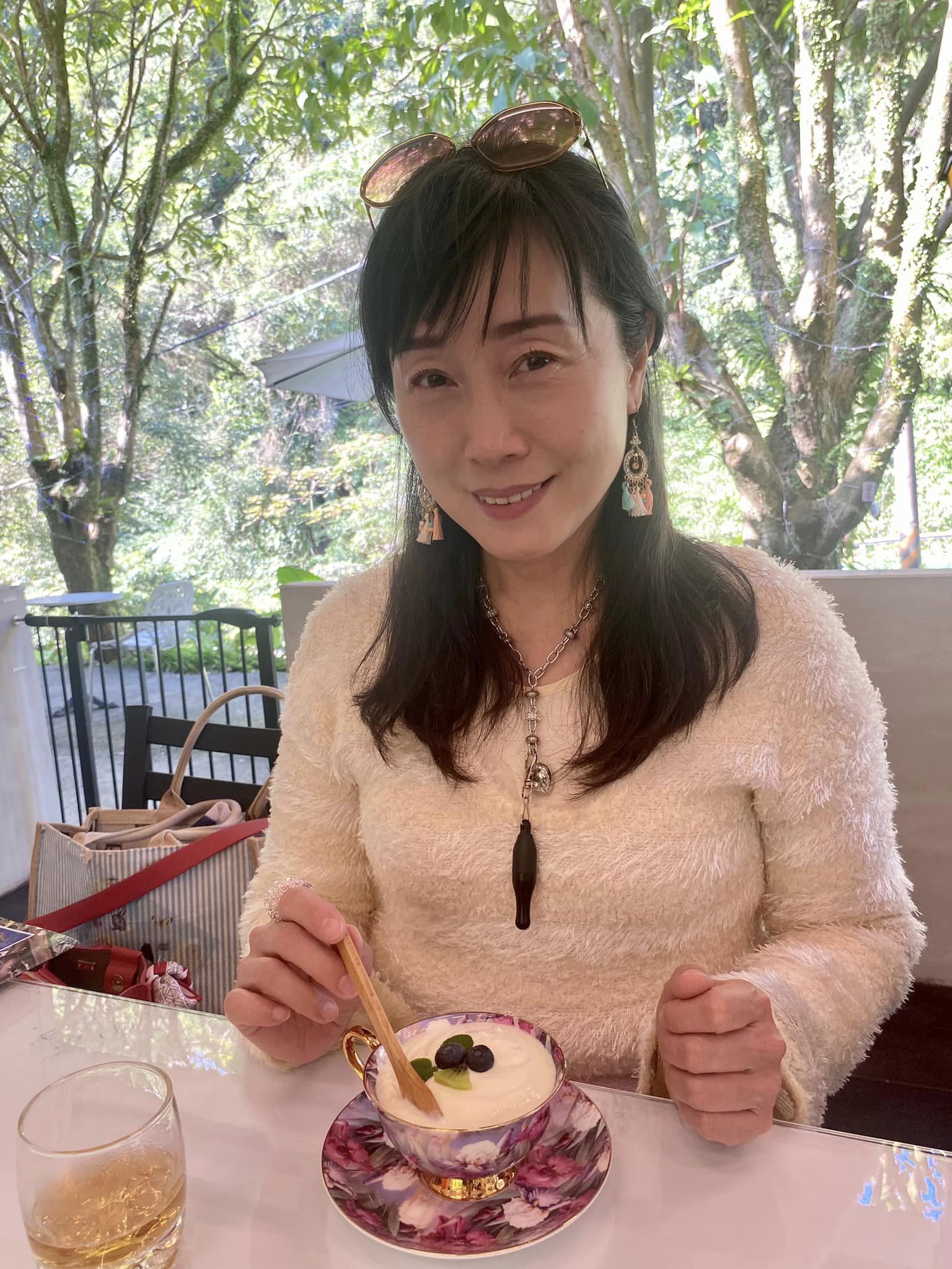 確診帕金森氏！54歲女星淡出螢光幕12年「轉行拼成商場女強人」　「醫師男友首現身」長跑9年不婚頭 