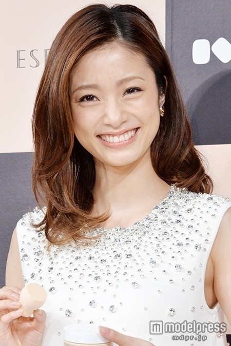 不甩婚變謠言！37歲女星「被爆懷第三胎」孕肚藏不住　「預產期曝光」和大16歲老公超恩愛❤️