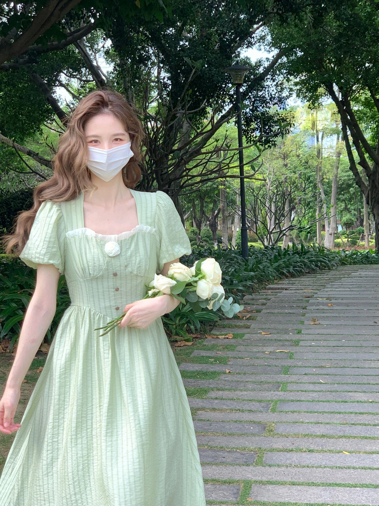 初戀系臉蛋！超夢幻「元氣口罩捲髮美女」電眼太迷人　口罩下「超療癒甜美笑顏」美到犯規❤️