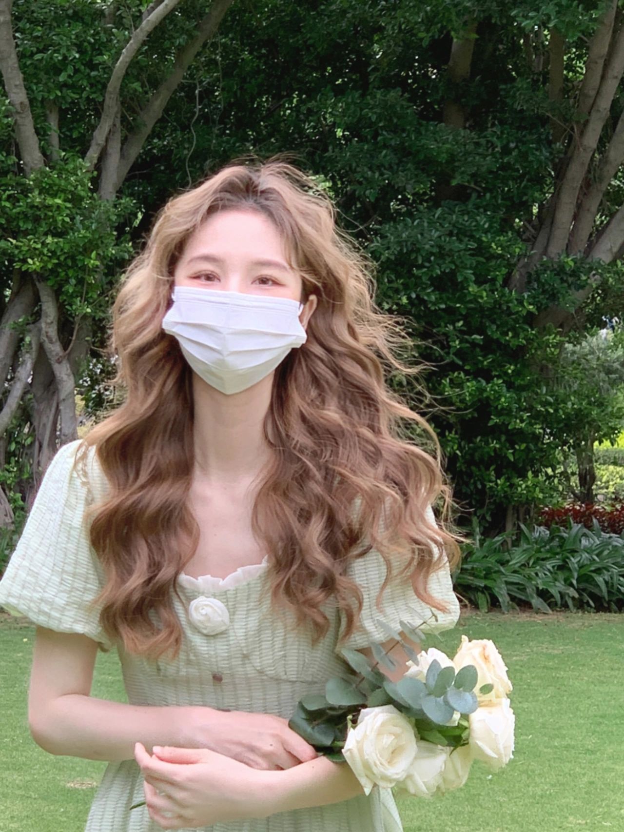 初戀系臉蛋！超夢幻「元氣口罩捲髮美女」電眼太迷人　口罩下「超療癒甜美笑顏」美到犯規❤️