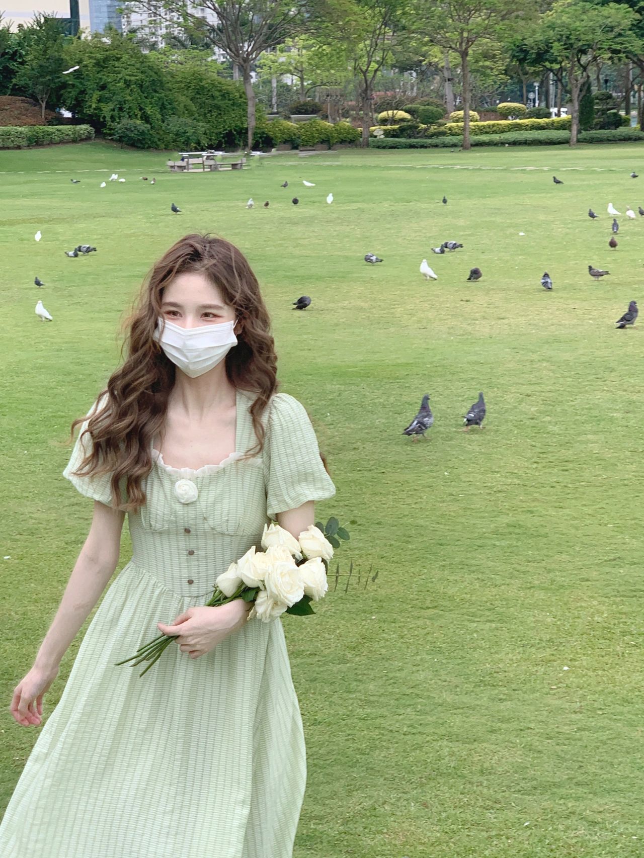 初戀系臉蛋！超夢幻「元氣口罩捲髮美女」電眼太迷人　口罩下「超療癒甜美笑顏」美到犯規❤️