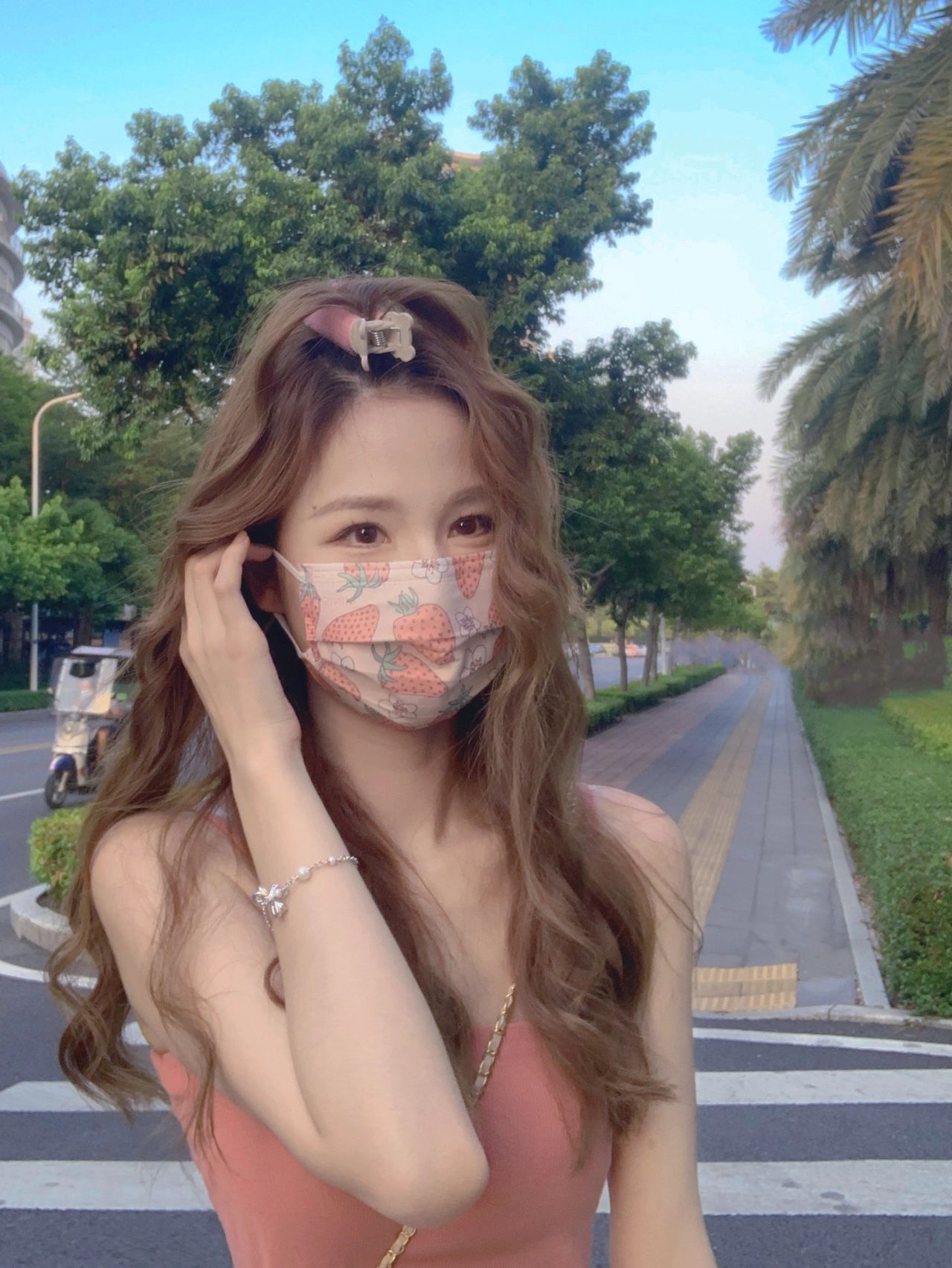 初戀系臉蛋！超夢幻「元氣口罩捲髮美女」電眼太迷人　口罩下「超療癒甜美笑顏」美到犯規❤️