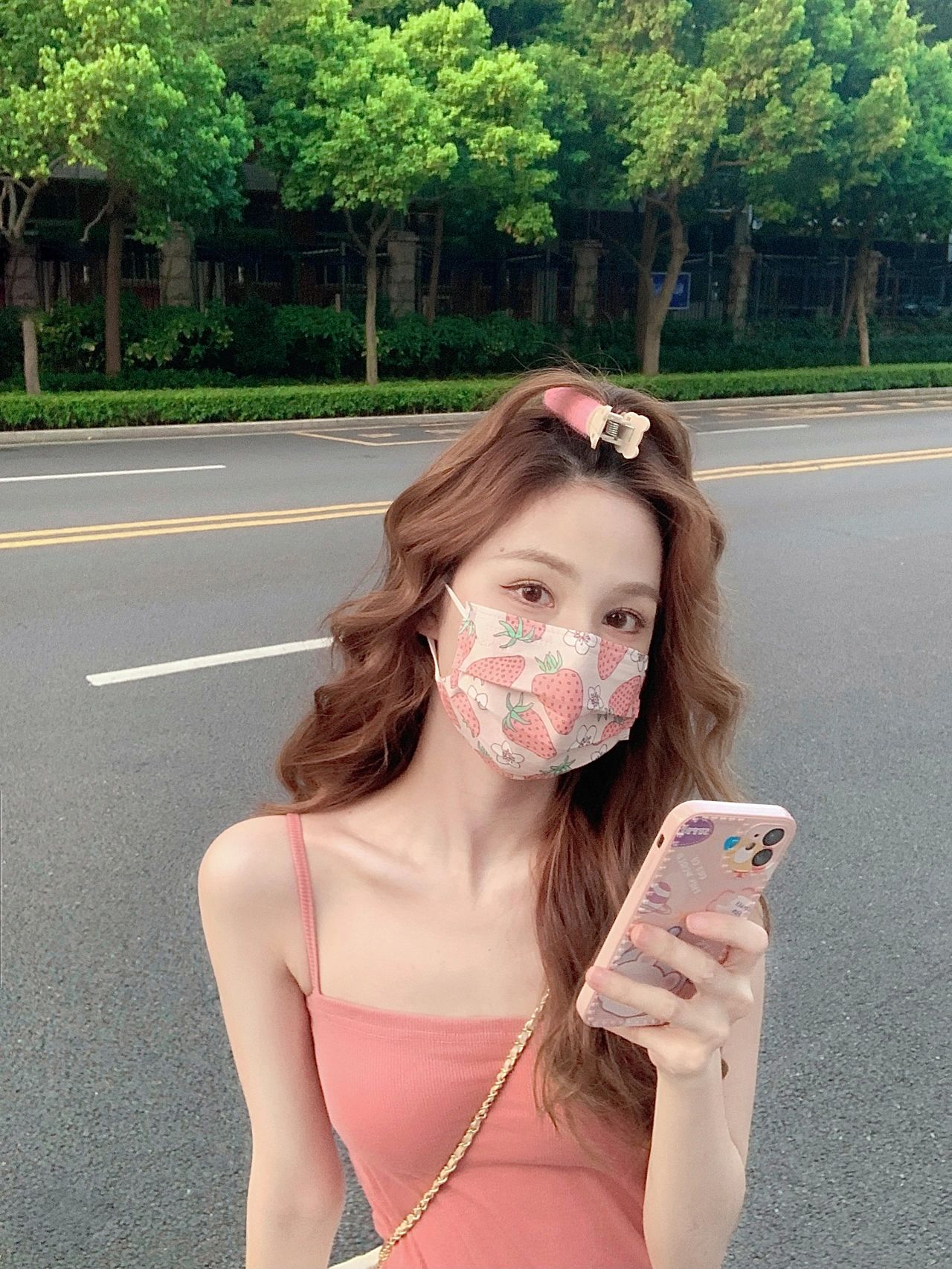 初戀系臉蛋！超夢幻「元氣口罩捲髮美女」電眼太迷人　口罩下「超療癒甜美笑顏」美到犯規❤️