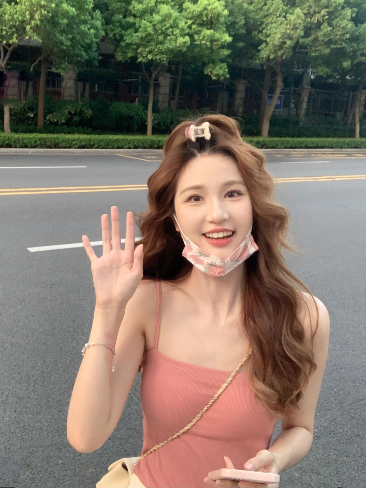 初戀系臉蛋！超夢幻「元氣口罩捲髮美女」電眼太迷人　口罩下「超療癒甜美笑顏」美到犯規❤️