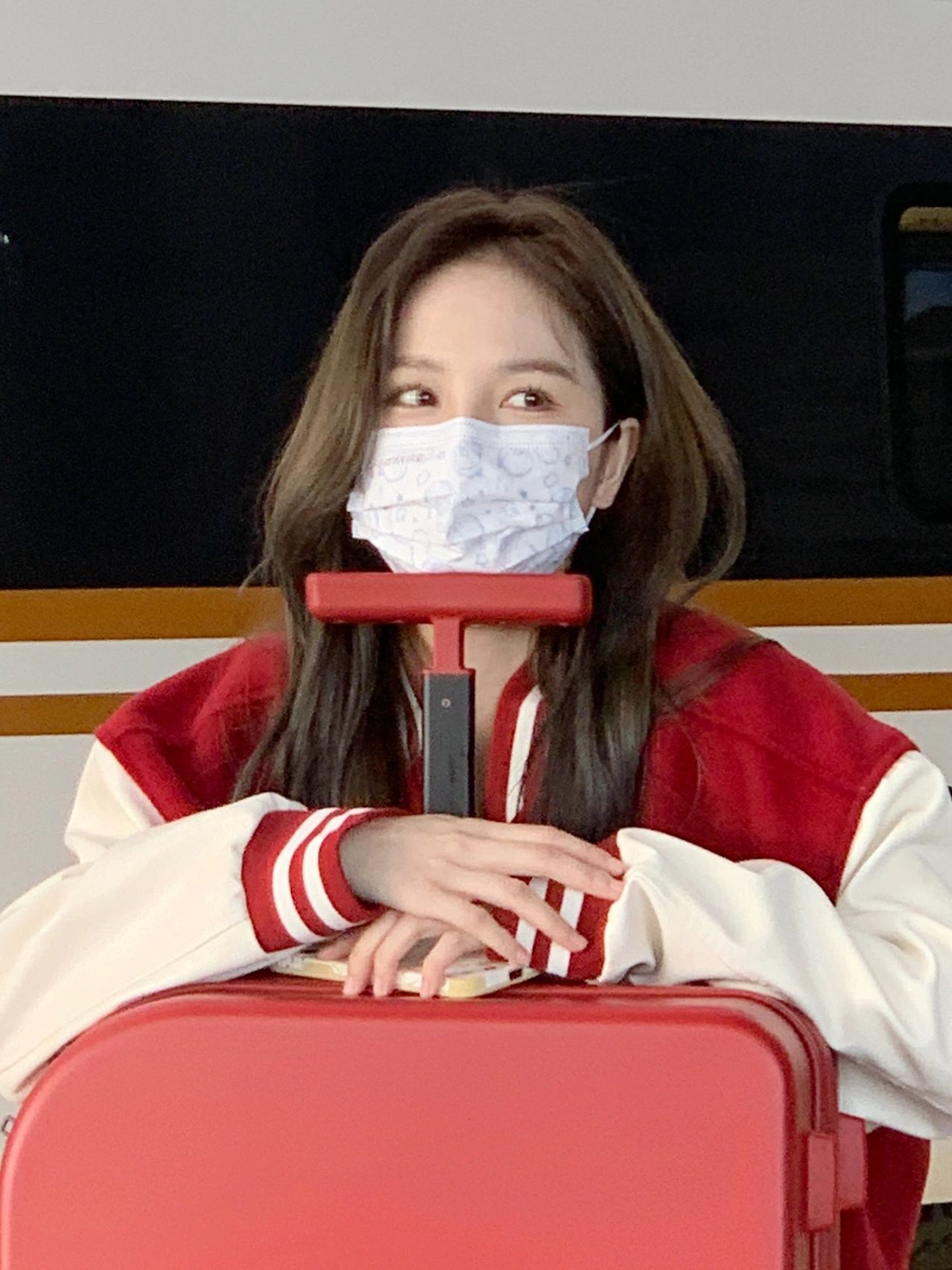 初戀系臉蛋！超夢幻「元氣口罩捲髮美女」電眼太迷人　口罩下「超療癒甜美笑顏」美到犯規❤️