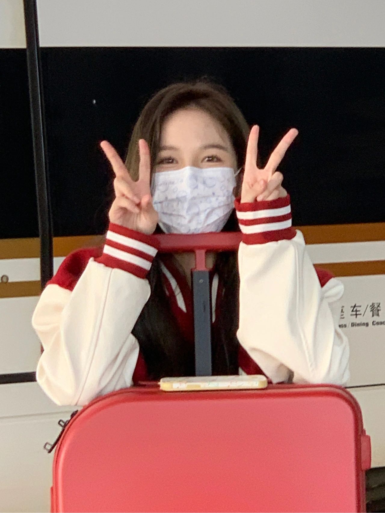 初戀系臉蛋！超夢幻「元氣口罩捲髮美女」電眼太迷人　口罩下「超療癒甜美笑顏」美到犯規❤️