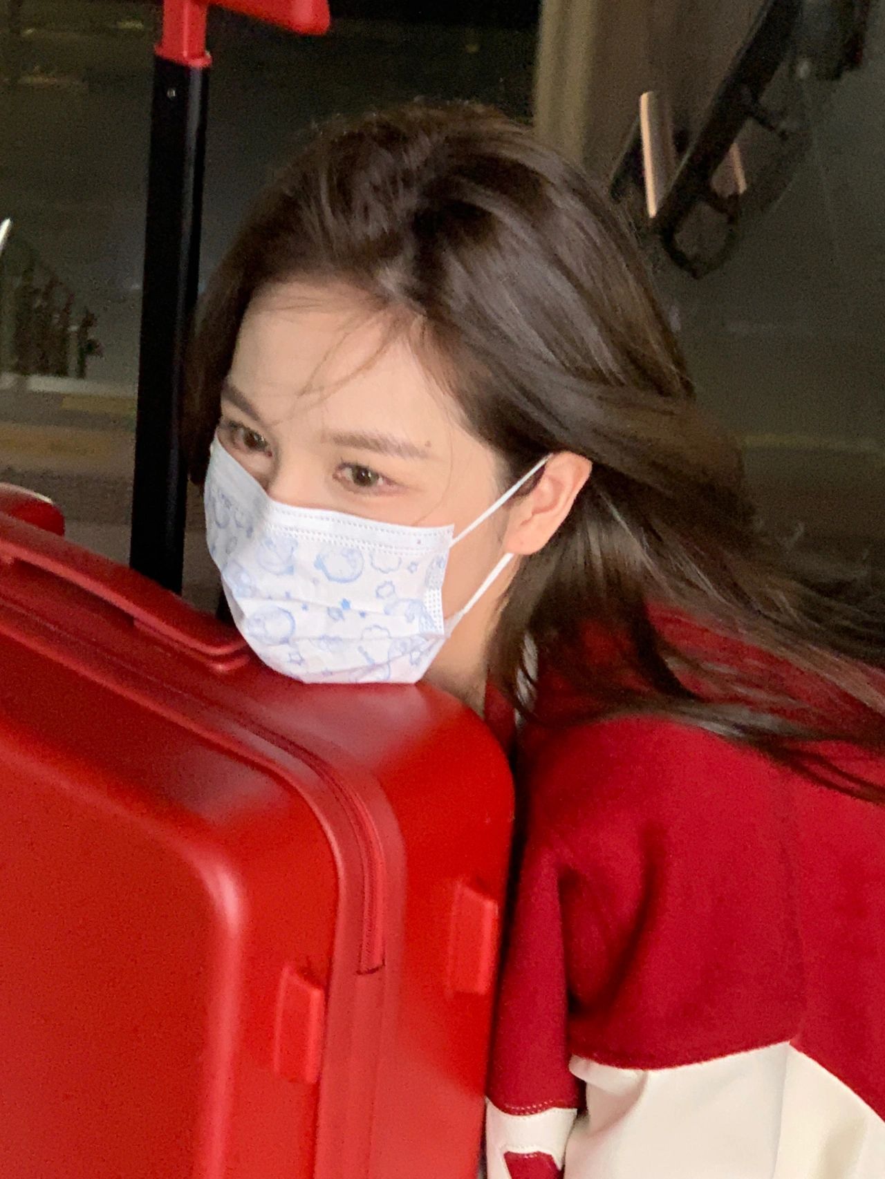 初戀系臉蛋！超夢幻「元氣口罩捲髮美女」電眼太迷人　口罩下「超療癒甜美笑顏」美到犯規❤️