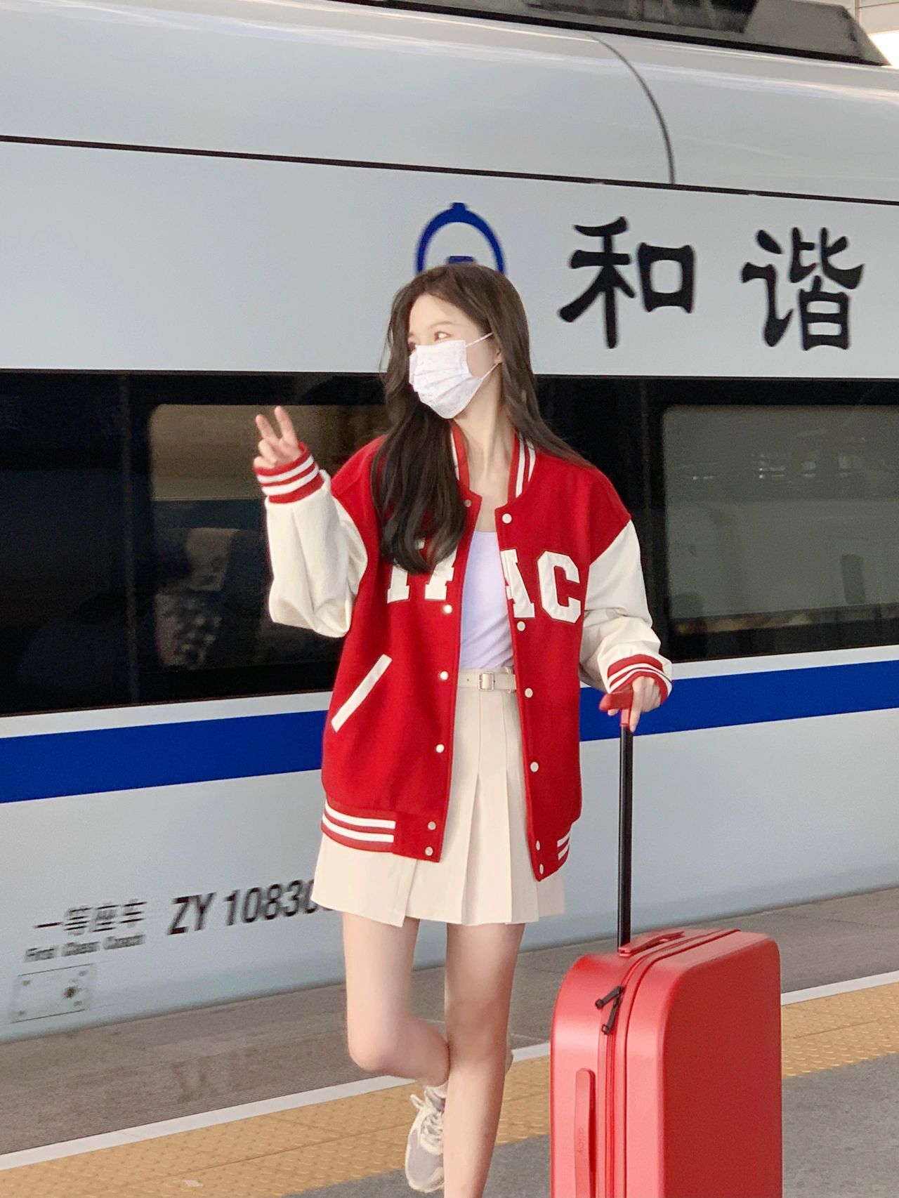 初戀系臉蛋！超夢幻「元氣口罩捲髮美女」電眼太迷人　口罩下「超療癒甜美笑顏」美到犯規❤️