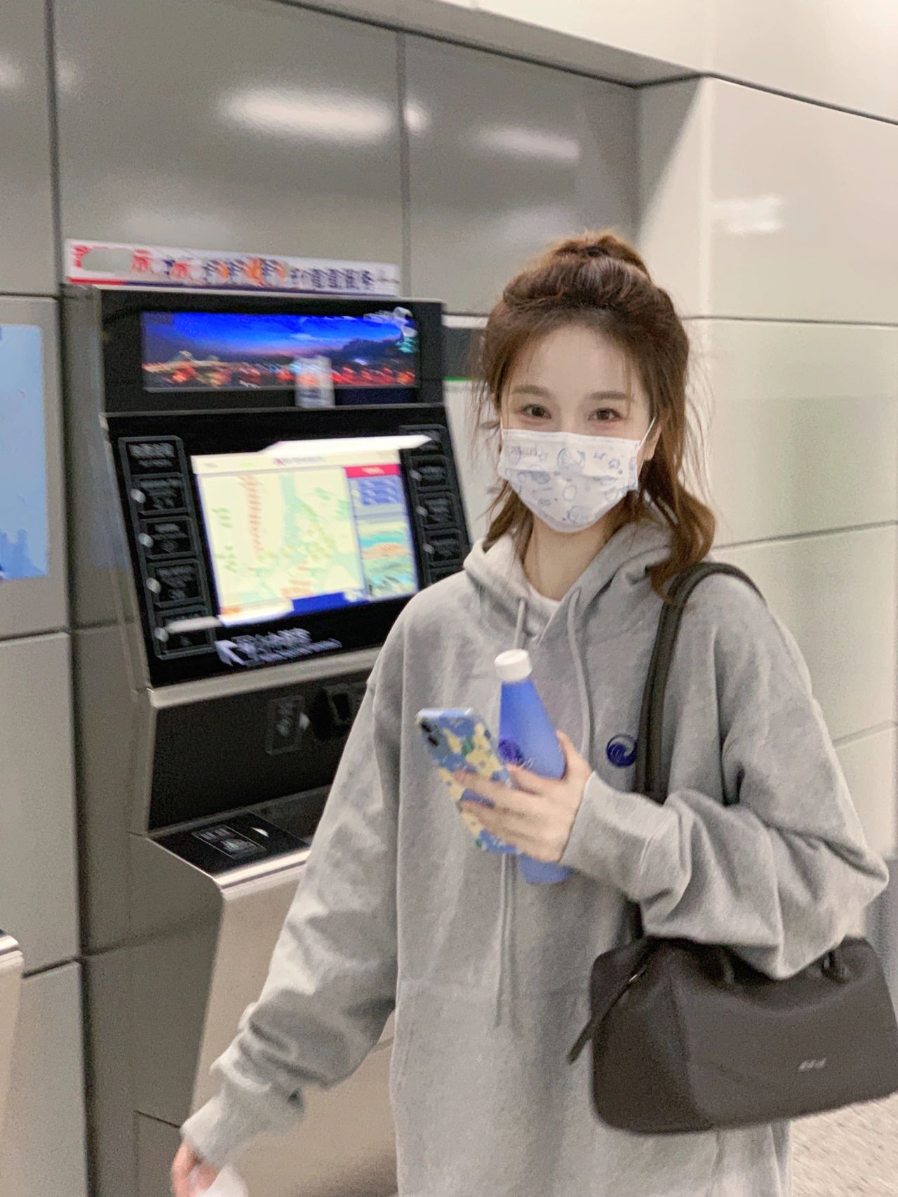 初戀系臉蛋！超夢幻「元氣口罩捲髮美女」電眼太迷人　口罩下「超療癒甜美笑顏」美到犯規❤️