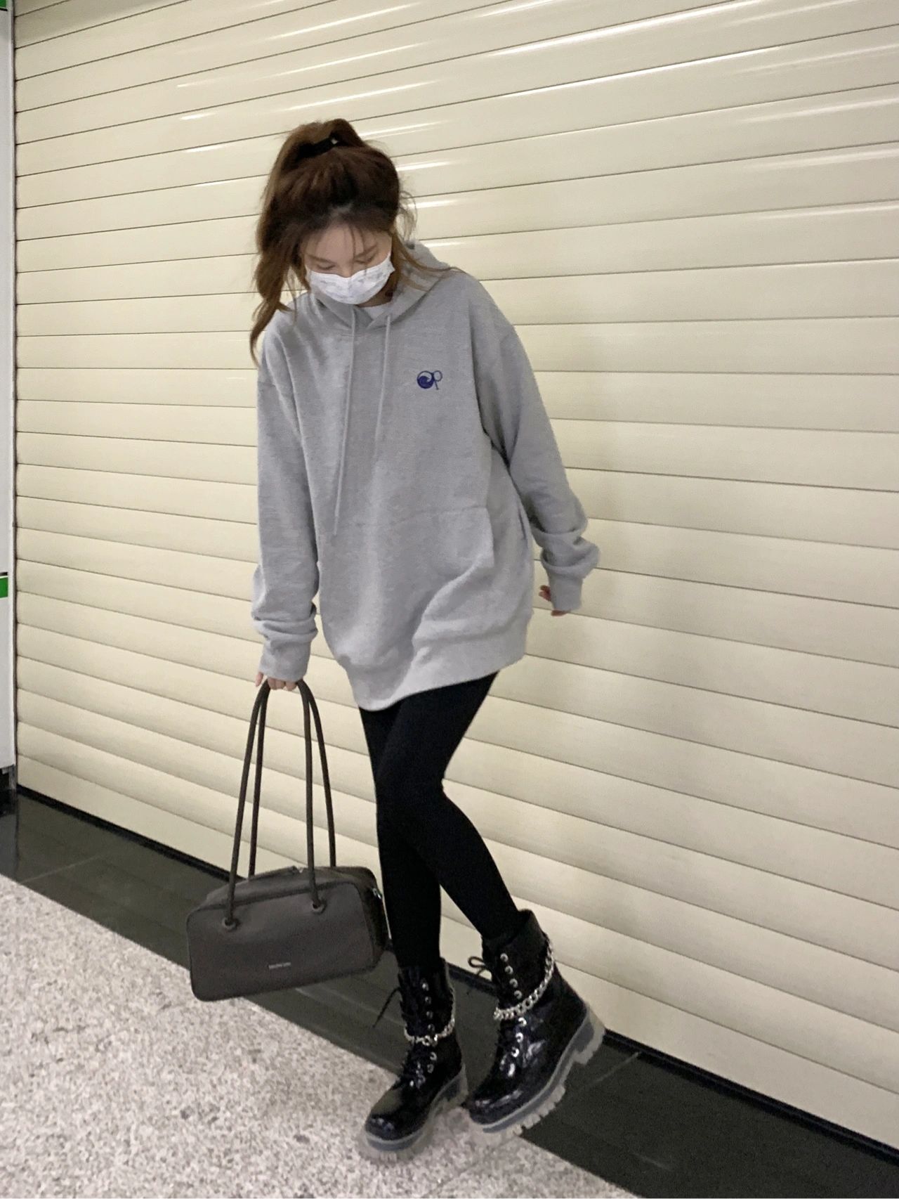 初戀系臉蛋！超夢幻「元氣口罩捲髮美女」電眼太迷人　口罩下「超療癒甜美笑顏」美到犯規❤️