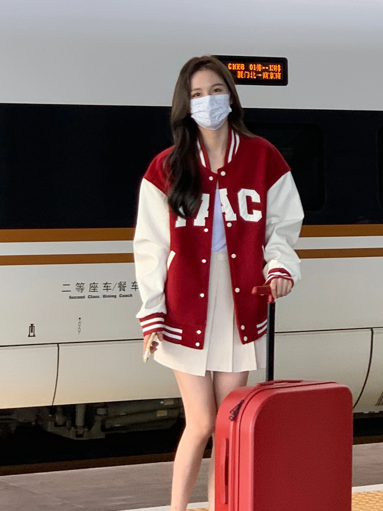 初戀系臉蛋！超夢幻「元氣口罩捲髮美女」電眼太迷人　口罩下「超療癒甜美笑顏」美到犯規❤️