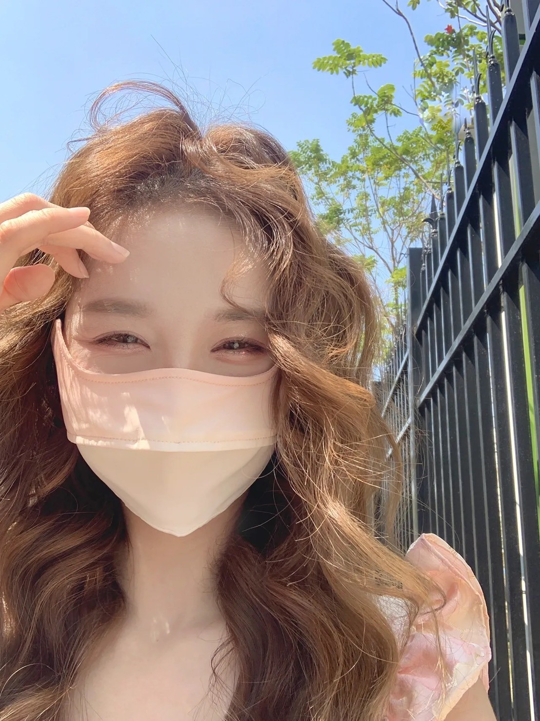 初戀系臉蛋！超夢幻「元氣口罩捲髮美女」電眼太迷人　口罩下「超療癒甜美笑顏」美到犯規❤️