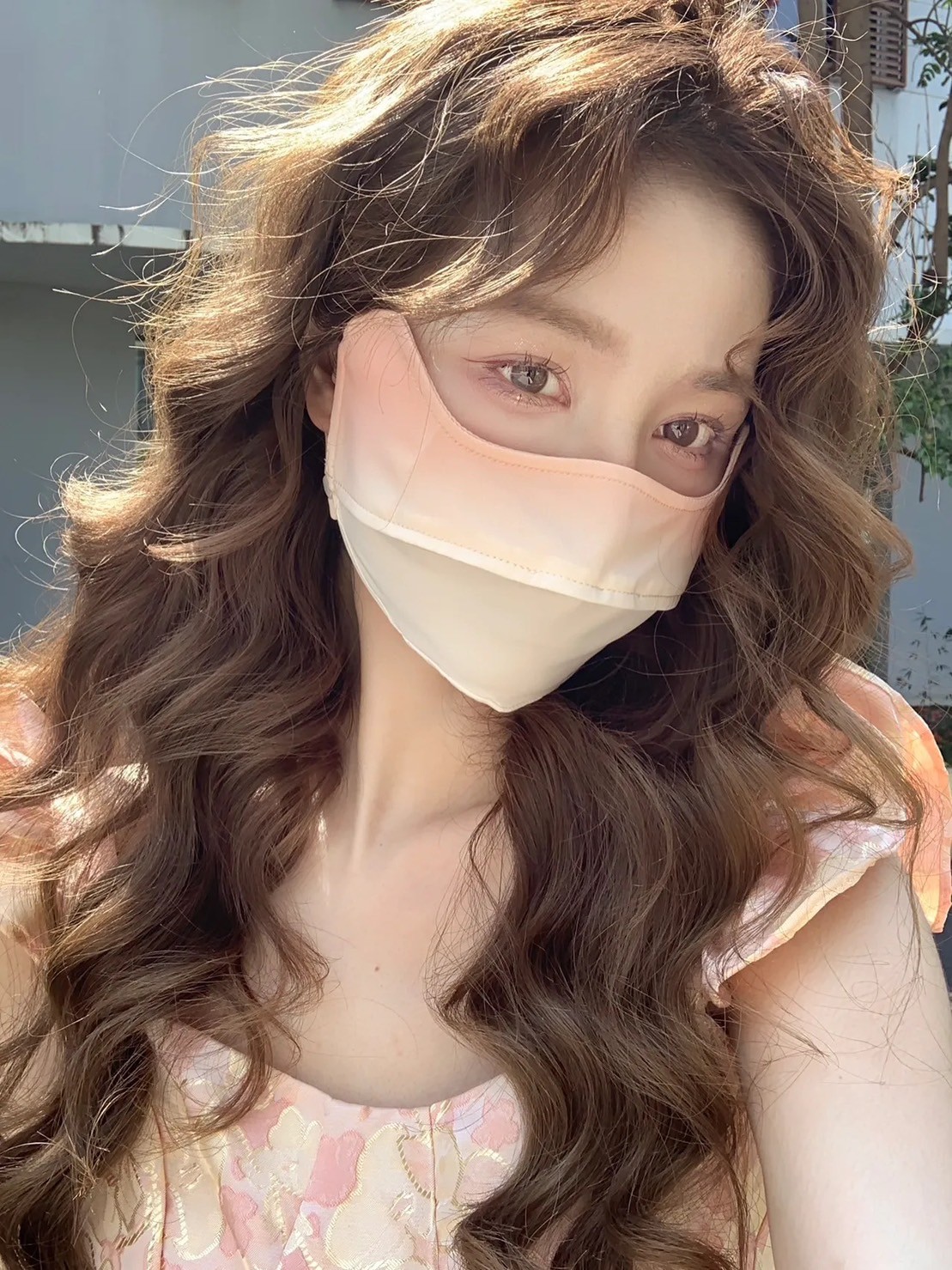 初戀系臉蛋！超夢幻「元氣口罩捲髮美女」電眼太迷人　口罩下「超療癒甜美笑顏」美到犯規❤️