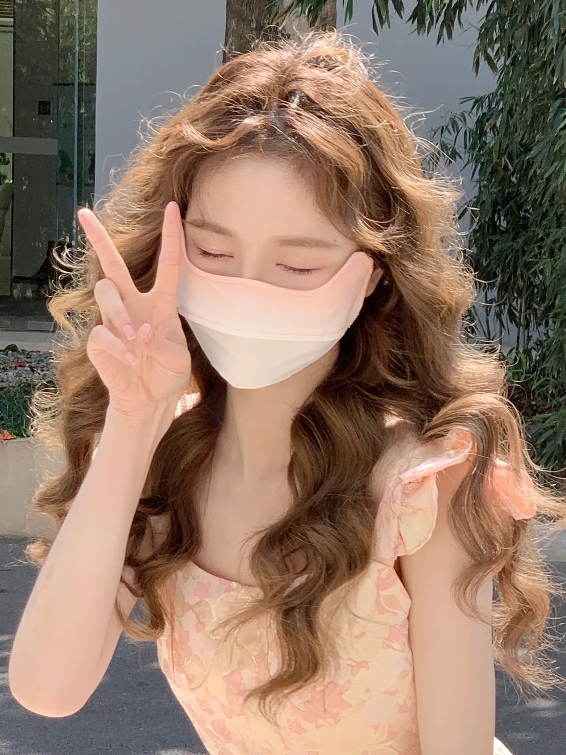 初戀系臉蛋！超夢幻「元氣口罩捲髮美女」電眼太迷人　口罩下「超療癒甜美笑顏」美到犯規❤️