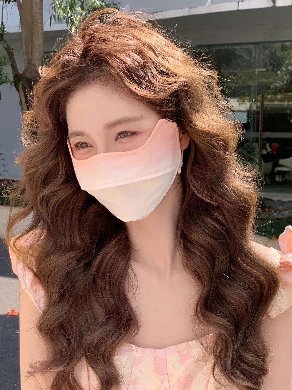 初戀系臉蛋！超夢幻「元氣口罩捲髮美女」電眼太迷人　口罩下「超療癒甜美笑顏」美到犯規❤️