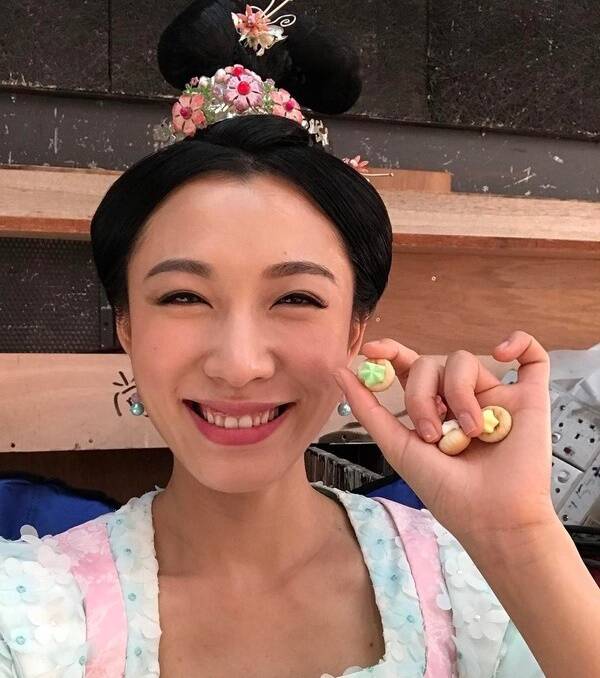 和繼女一樣大！選美女星「當年奉女成婚」嫁百億富豪　差25歲父女戀近況曝「明顯巨肚藏不住」