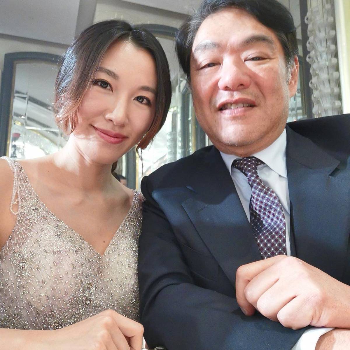 和繼女一樣大！選美女星「當年奉女成婚」嫁百億富豪　差25歲父女戀近況曝「明顯巨肚藏不住」