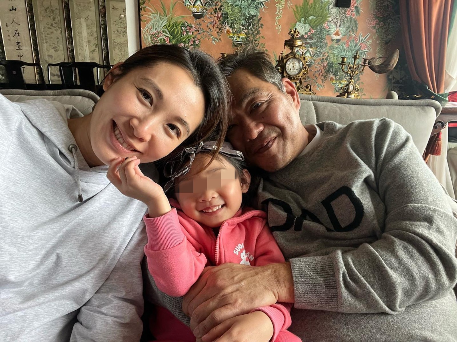 和繼女一樣大！選美女星「當年奉女成婚」嫁百億富豪　差25歲父女戀近況曝「明顯巨肚藏不住」