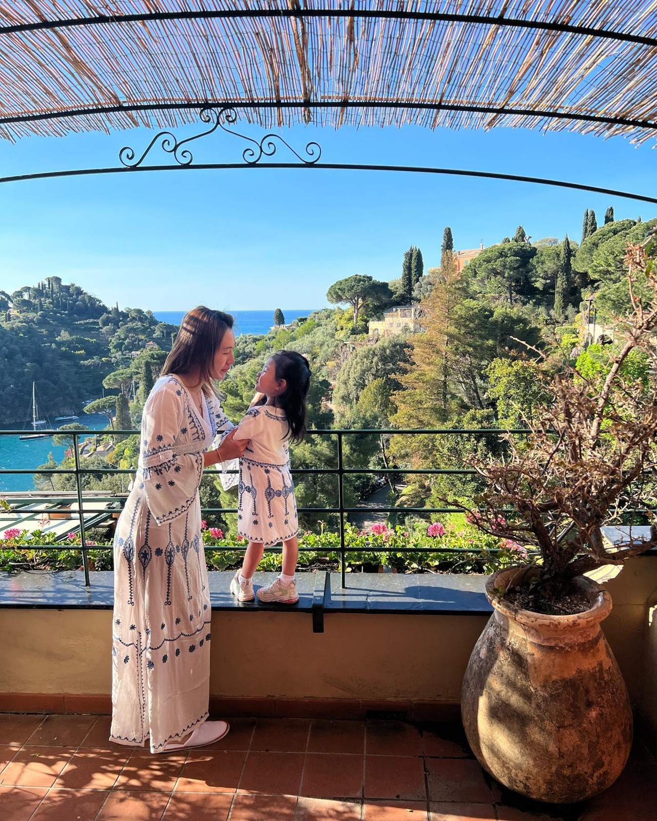 和繼女一樣大！選美女星「當年奉女成婚」嫁百億富豪　差25歲父女戀近況曝「明顯巨肚藏不住」