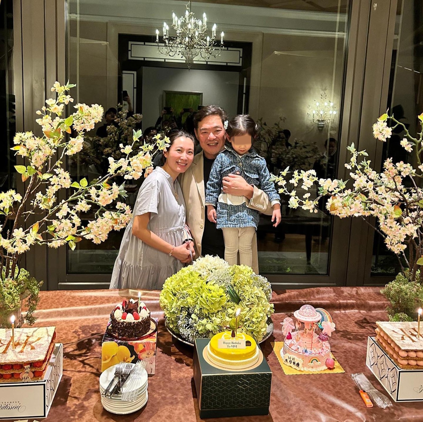 和繼女一樣大！選美女星「當年奉女成婚」嫁百億富豪　差25歲父女戀近況曝「明顯巨肚藏不住」