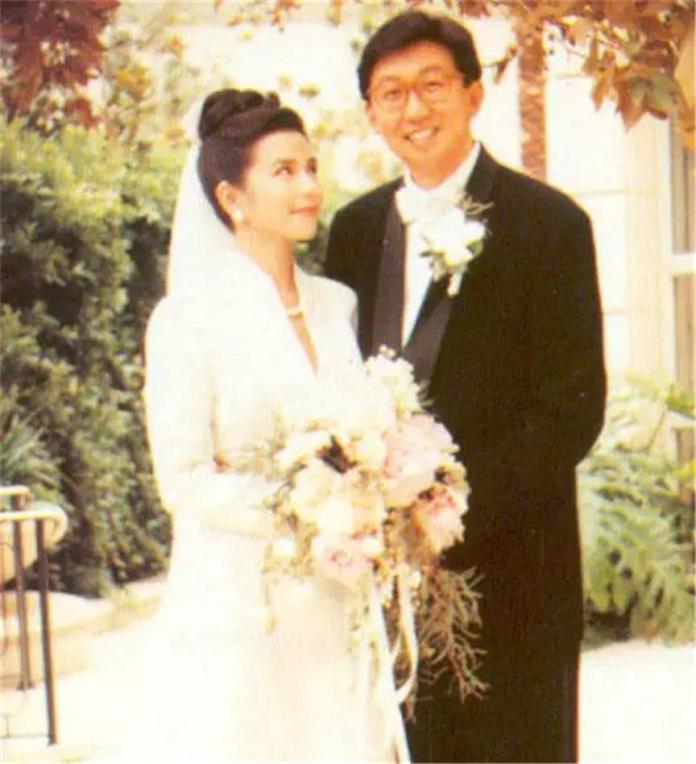 息影31年！一代女神喪夫後「獨居香港清幽生活」　「悄悄現蹤台北」大嗑火鍋模樣超凍齡
