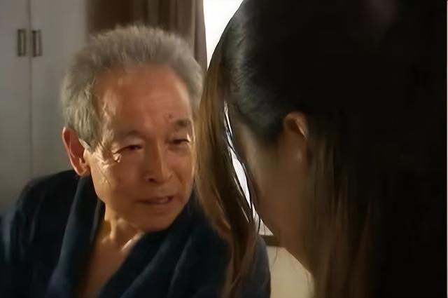 喪偶太孤單！66歲老父搬到兒子家「包三餐出遊」住了3週　他隨口問兒媳「飯煮好了嗎」一家四口瞬間變一口