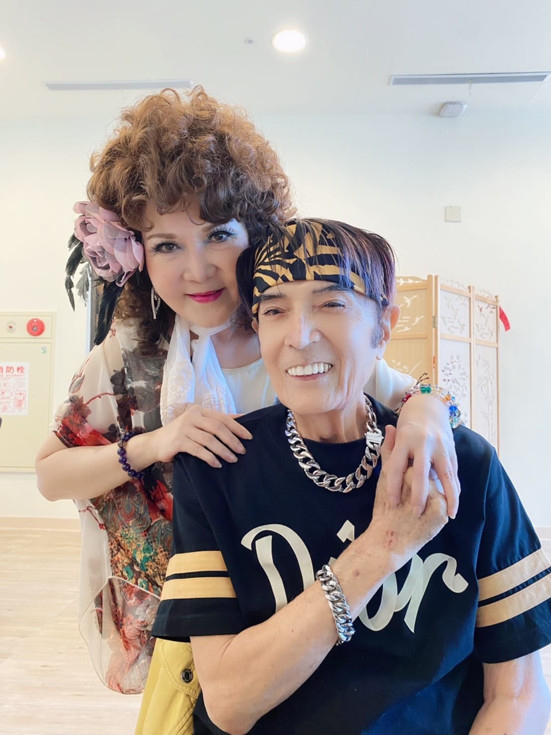 走不出喪母痛！秀場女星「當年想不開燒炭」悲嘆：為何要救我　昔月賺透天厝「財產被家人敗光」70歲近況曝