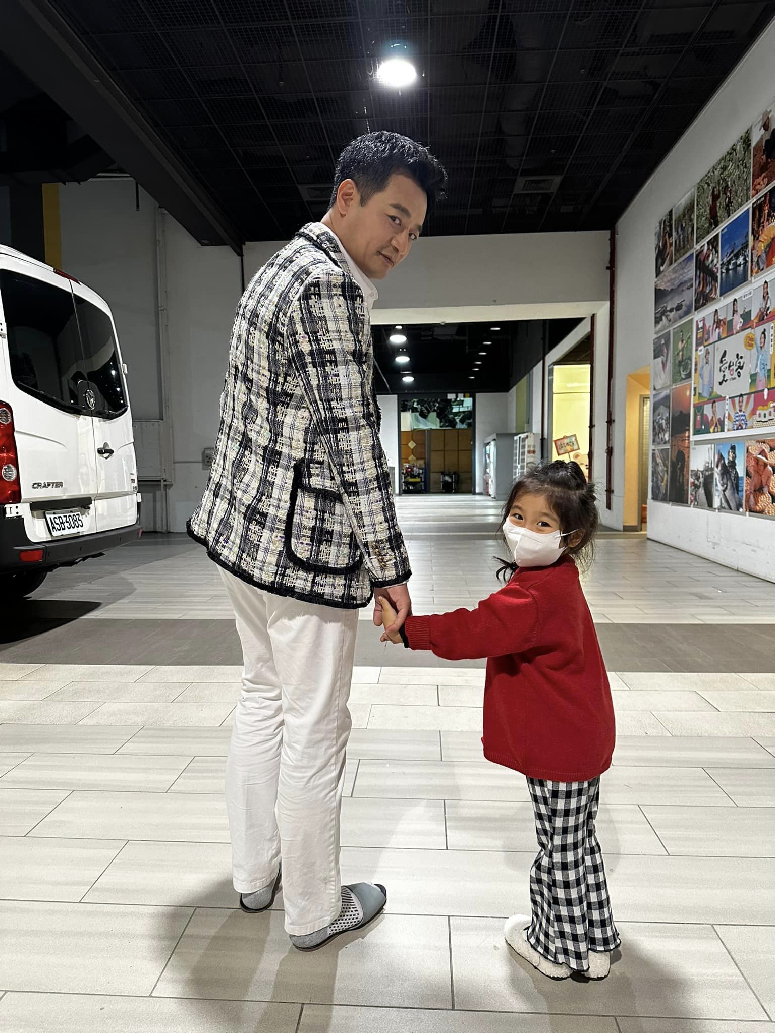 找不到病因！本土劇男星「4歲愛女高燒不退」深夜心急如焚　「5小時檢查徒勞無功」罕露脆弱面
