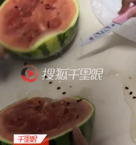 老人穿舊衣路邊賣西瓜！女大生不捨「一口氣5顆全包」　「帶回宿舍一顆顆切開」傻眼：這輩子沒見過